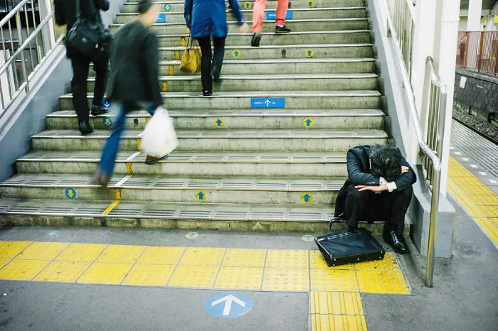10+ Impresionantes fotos de japoneses borrachos, por Lee Chapman: el lado más desagradable de la bebida