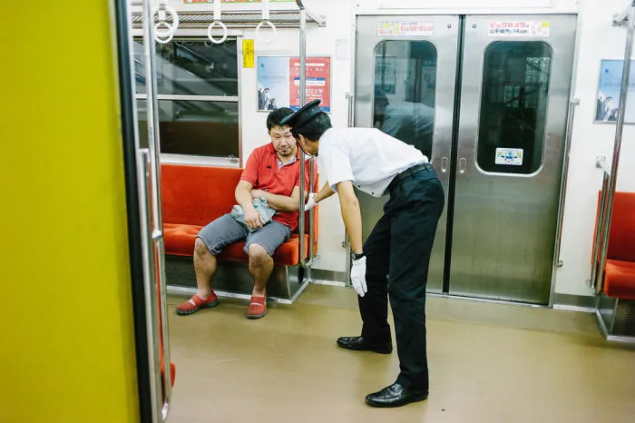 10+ Impresionantes fotos de japoneses borrachos, por Lee Chapman: el lado más desagradable de la bebida