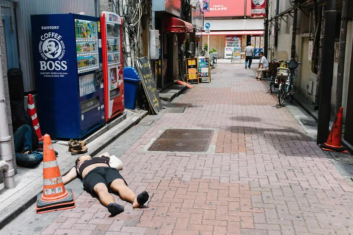 10+ Impresionantes fotos de japoneses borrachos, por Lee Chapman: el lado más desagradable de la bebida