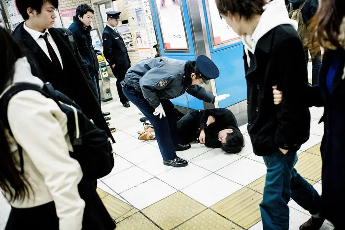10+ Impresionantes fotos de japoneses borrachos, por Lee Chapman: el lado más desagradable de la bebida