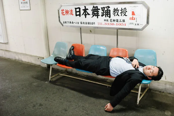 10+ Impresionantes fotos de japoneses borrachos, por Lee Chapman: el lado más desagradable de la bebida
