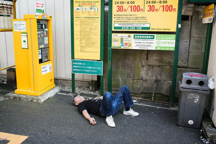 10+ Impresionantes fotos de japoneses borrachos, por Lee Chapman: el lado más desagradable de la bebida