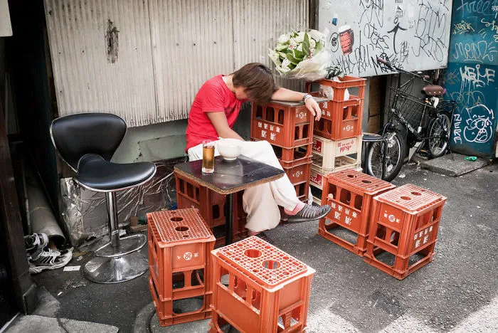 10+ Impresionantes fotos de japoneses borrachos, por Lee Chapman: el lado más desagradable de la bebida