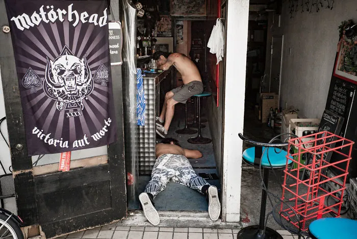 10+ Impresionantes fotos de japoneses borrachos, por Lee Chapman: el lado más desagradable de la bebida
