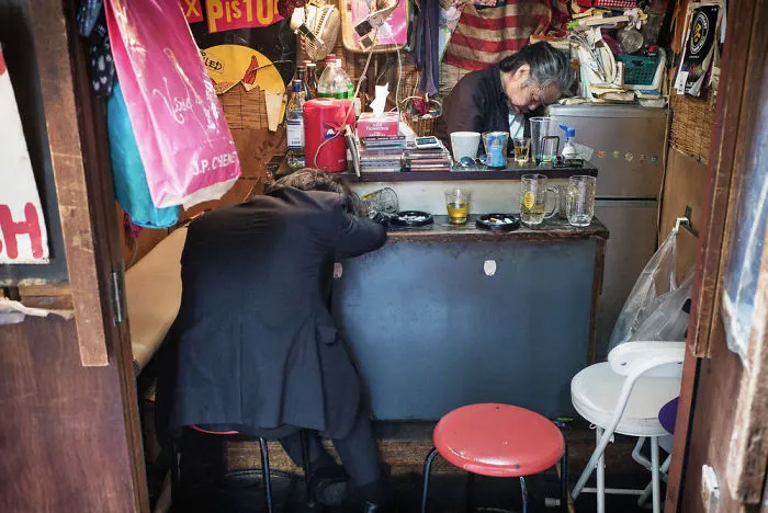 10+ Impresionantes fotos de japoneses borrachos, por Lee Chapman: el lado más desagradable de la bebida