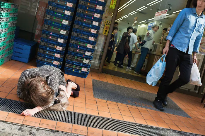 10+ Impresionantes fotos de japoneses borrachos, por Lee Chapman: el lado más desagradable de la bebida