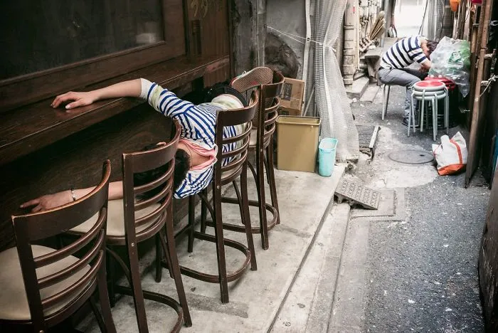 10+ Impresionantes fotos de japoneses borrachos, por Lee Chapman: el lado más desagradable de la bebida