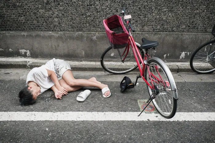 10+ Impresionantes fotos de japoneses borrachos, por Lee Chapman: el lado más desagradable de la bebida
