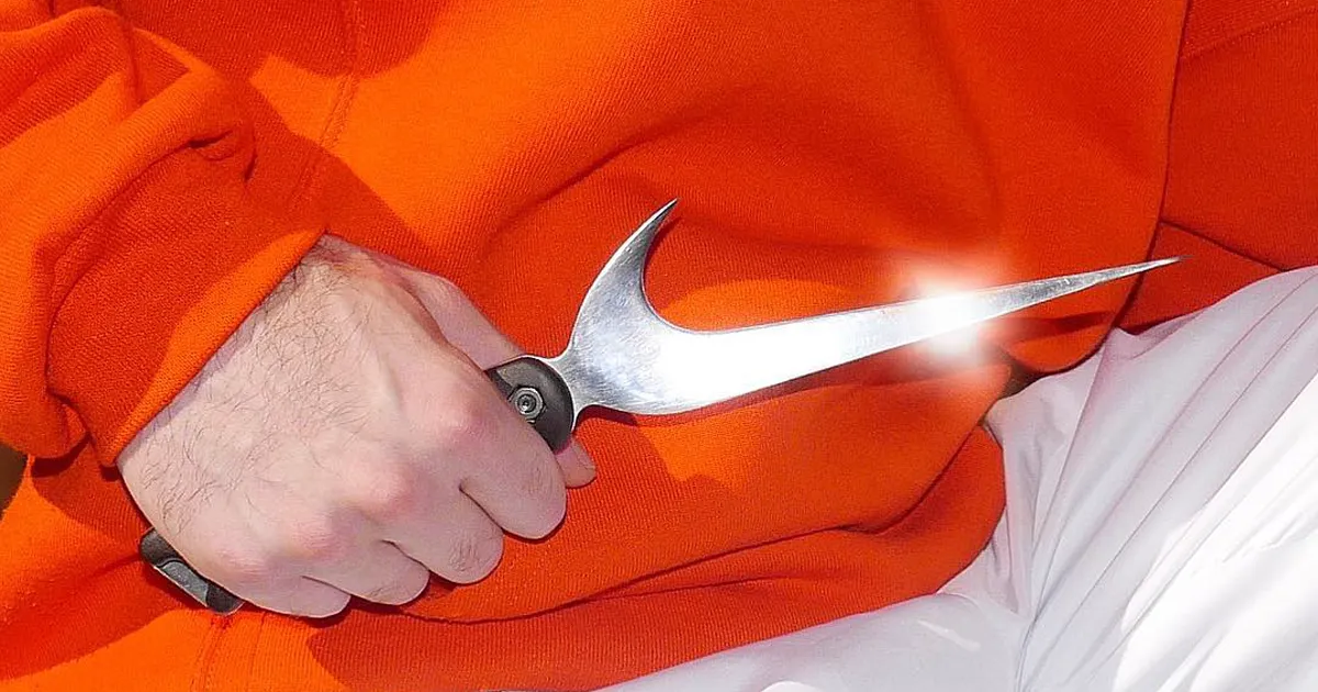 Este artista transforma los logos de marcas famosas en armas, y el resultado es peligrosamente genial