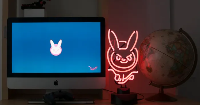I Design Hand Bent Glass Neon Lights For Gamers