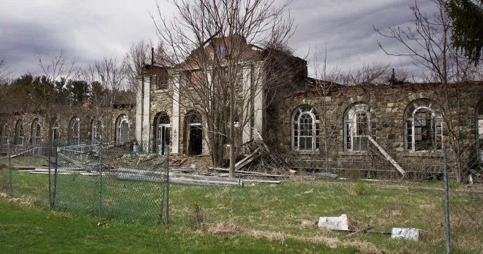 A Woman's Photos From Three Creepy Abandoned Asylums That Will Seriously Scare The Crap Out Of You