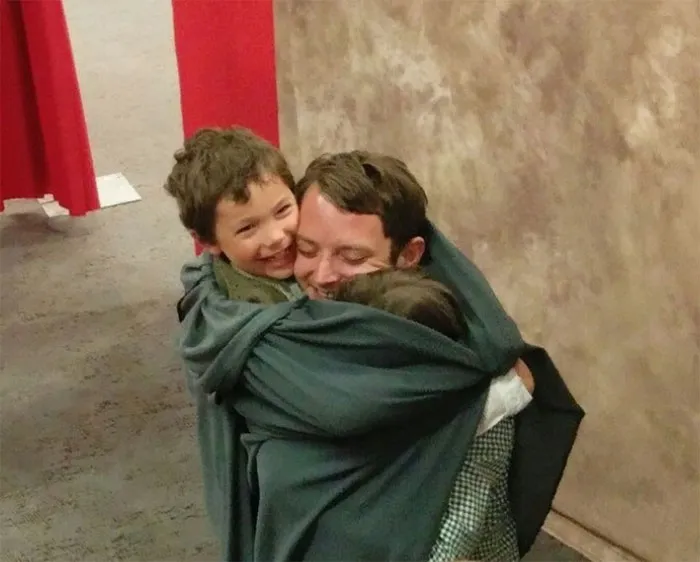 Nadie se hace fotos con los fans como Elijah Wood (10+ imágenes)