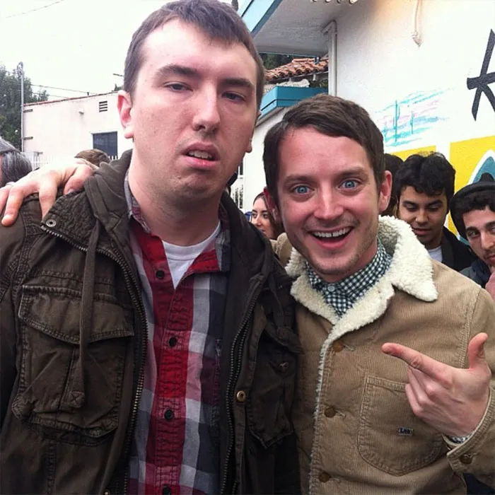 Nadie se hace fotos con los fans como Elijah Wood (10+ imágenes)