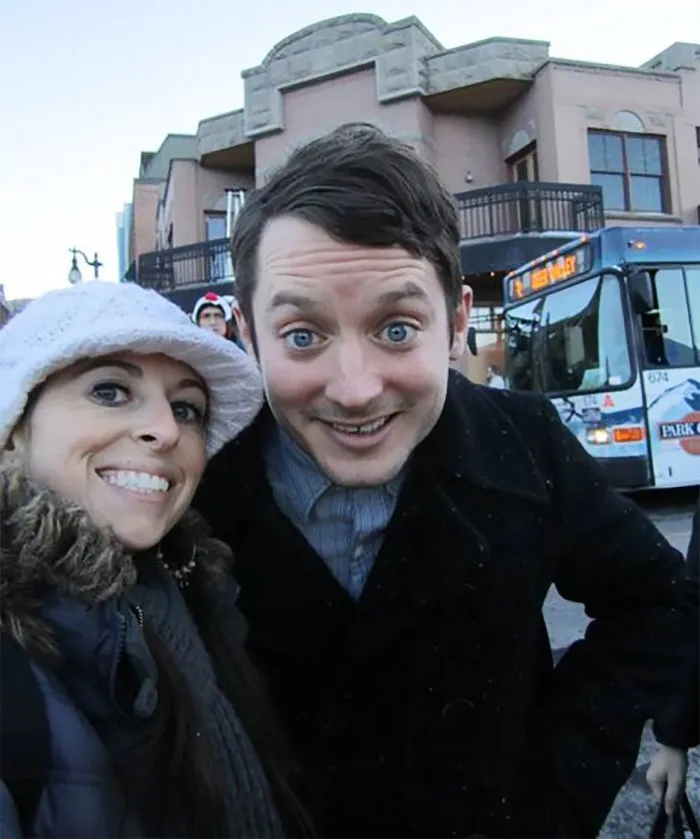 Nadie se hace fotos con los fans como Elijah Wood (10+ imágenes)