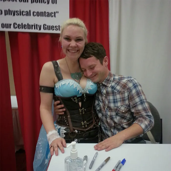 Nadie se hace fotos con los fans como Elijah Wood (10+ imágenes)