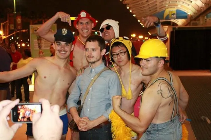 Nadie se hace fotos con los fans como Elijah Wood (10+ imágenes)