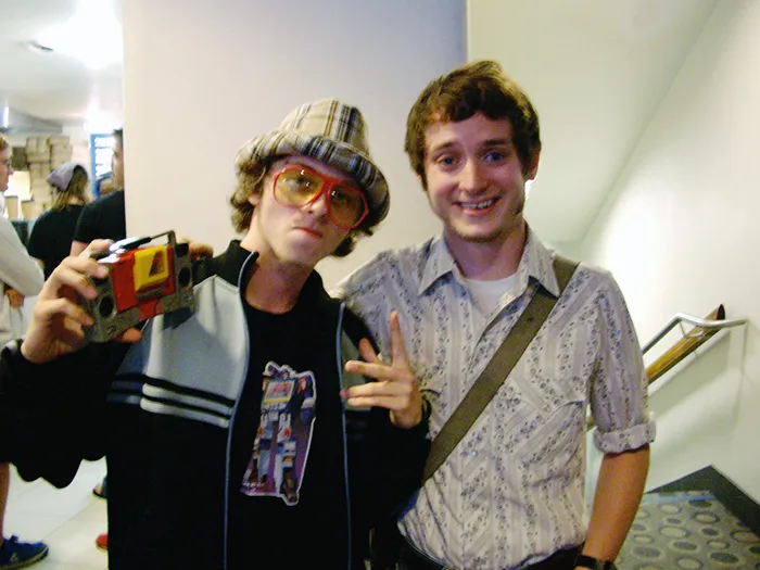 Nadie se hace fotos con los fans como Elijah Wood (10+ imágenes)
