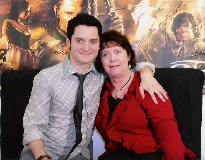 Nadie se hace fotos con los fans como Elijah Wood (10+ imágenes)