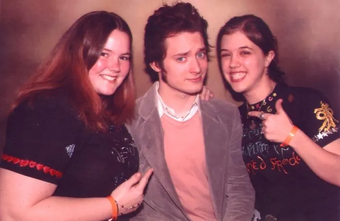 Nadie se hace fotos con los fans como Elijah Wood (10+ imágenes)