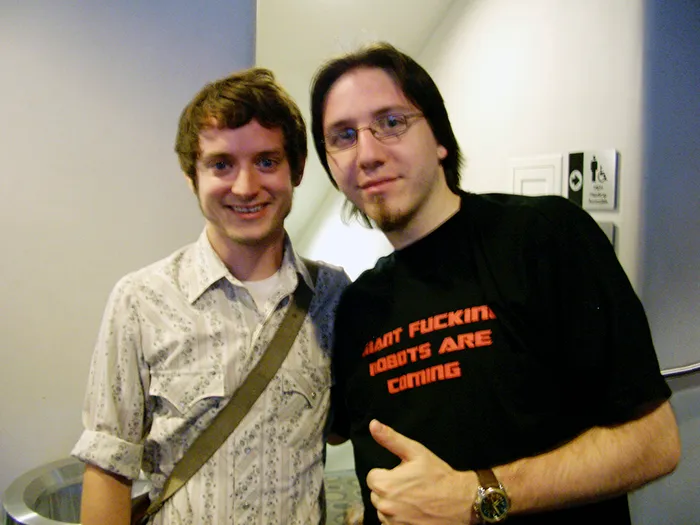 Nadie se hace fotos con los fans como Elijah Wood (10+ imágenes)