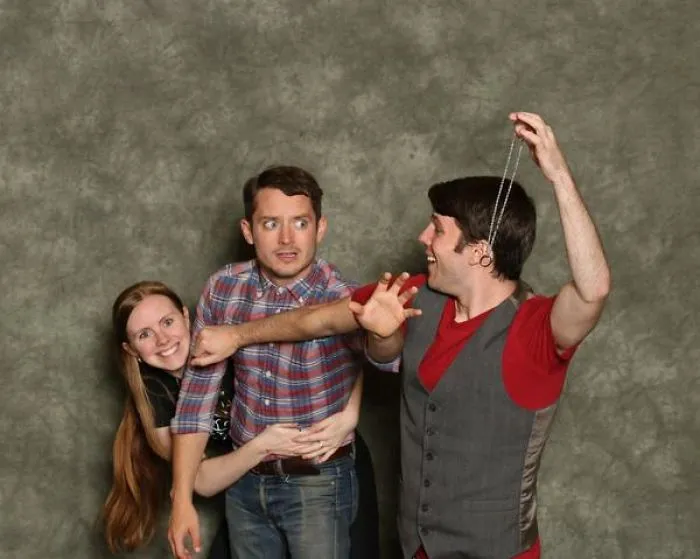 Nadie se hace fotos con los fans como Elijah Wood (10+ imágenes)