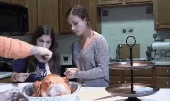 Este padre les hijo a sus hijas que el pavo estaba preñado