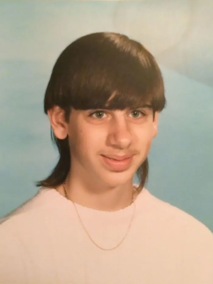 Mi novio con mullet y pelo a tazón en el último año de colegio