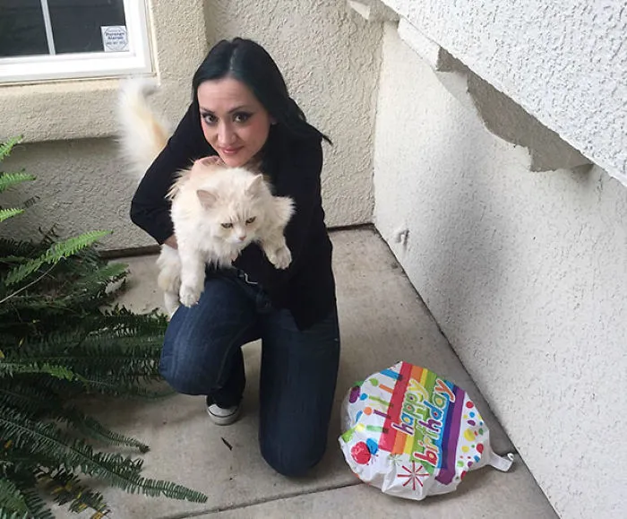 Le damos de comer a un gato callejero. Nos trae regalos como huesos de pollo o ratones, pero hoy trajo esto a saber de dónde