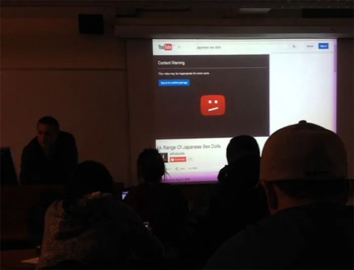 El profesor encendió el proyector y apareció este aviso por vídeo para adultos