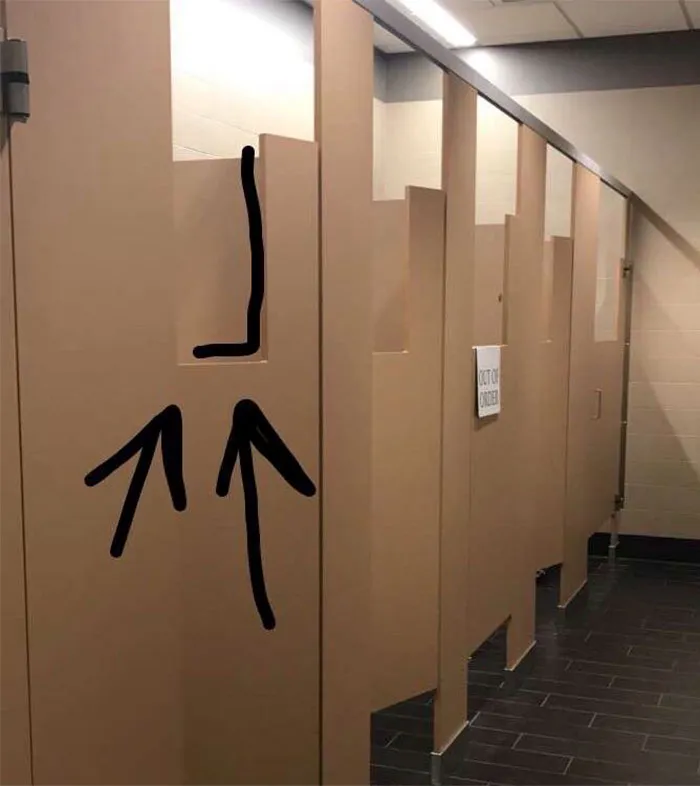 Ventanilla en las puertas de los retretes, para ver si está vacío, pero también para ver la cara de la gente mientras hace sus cosas