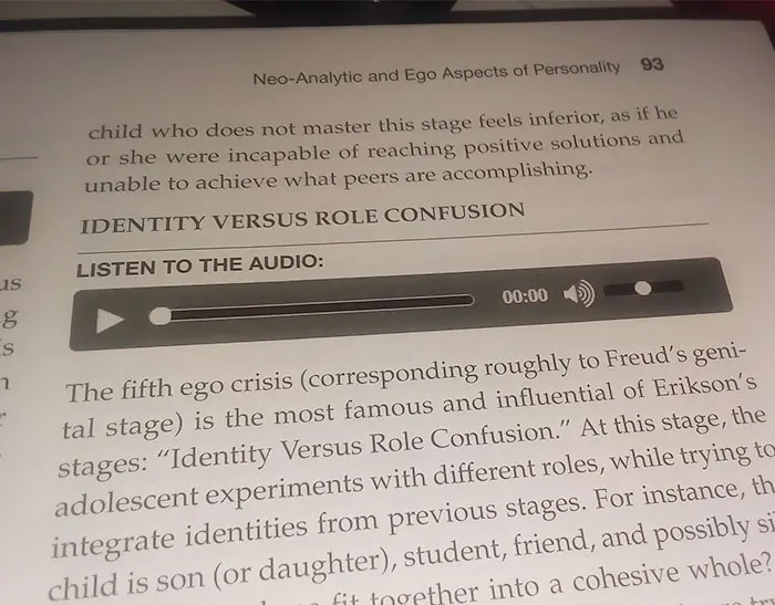 ¿Cómo oyes un audio en un libro de texto?