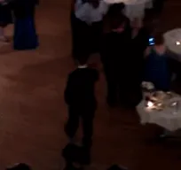Este niño triunfa bailando en la boda