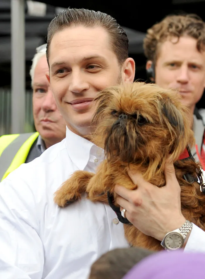 Se vuelven virales las tiernas fotos de Tom Hardy con perros, y te derretirán el corazón