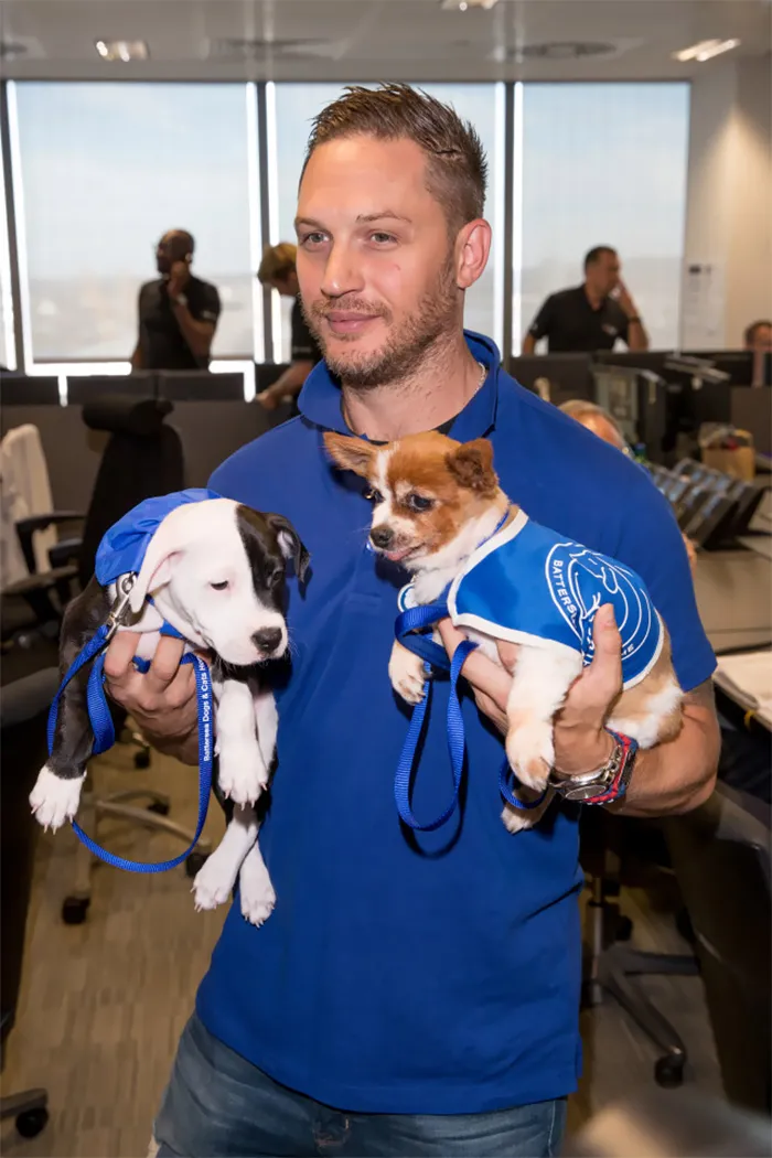 Se vuelven virales las tiernas fotos de Tom Hardy con perros, y te derretirán el corazón