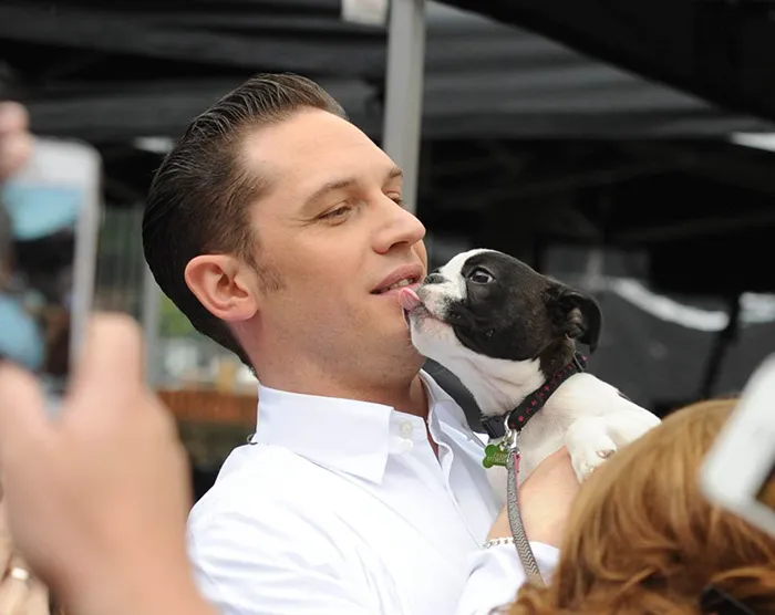 Se vuelven virales las tiernas fotos de Tom Hardy con perros, y te derretirán el corazón