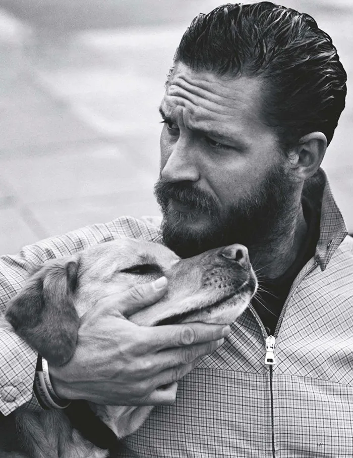Se vuelven virales las tiernas fotos de Tom Hardy con perros, y te derretirán el corazón