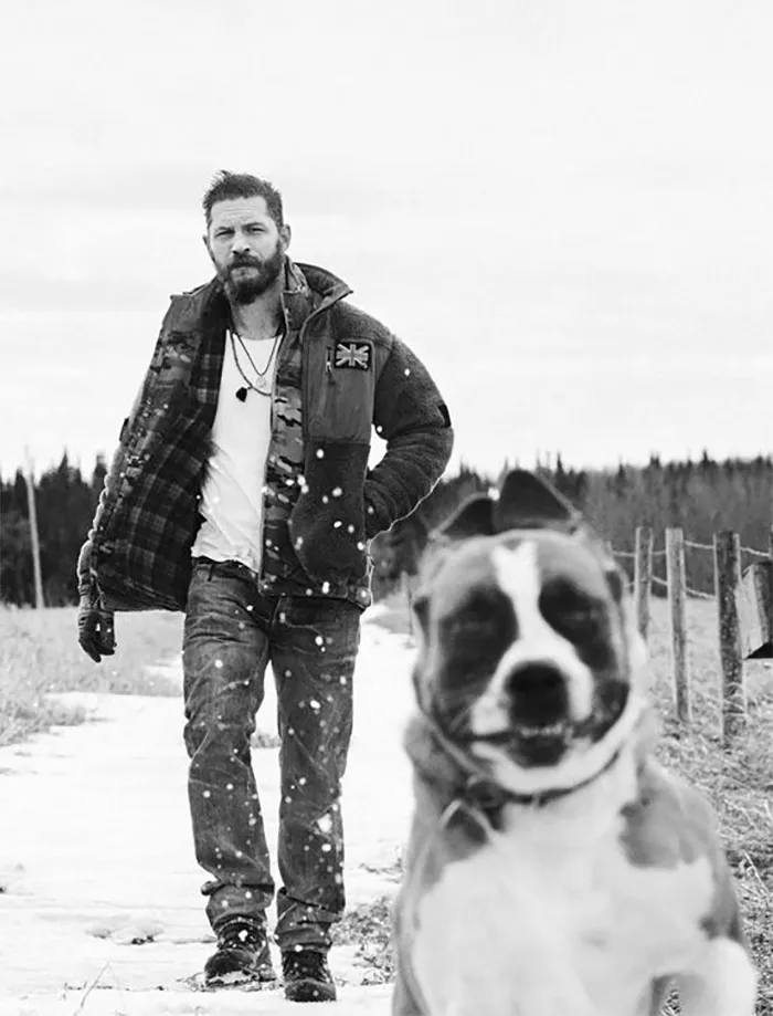 Se vuelven virales las tiernas fotos de Tom Hardy con perros, y te derretirán el corazón