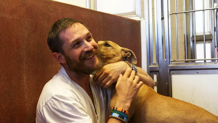 Se vuelven virales las tiernas fotos de Tom Hardy con perros, y te derretirán el corazón
