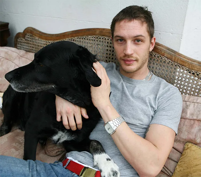 Se vuelven virales las tiernas fotos de Tom Hardy con perros, y te derretirán el corazón