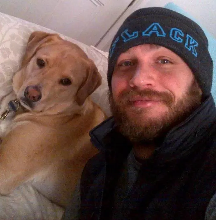 Se vuelven virales las tiernas fotos de Tom Hardy con perros, y te derretirán el corazón