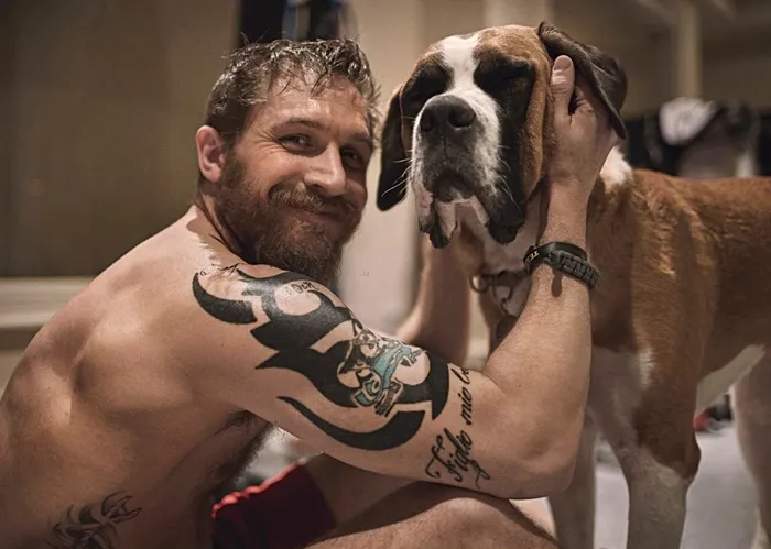 Se vuelven virales las tiernas fotos de Tom Hardy con perros, y te derretirán el corazón