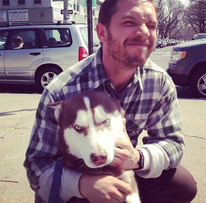 Se vuelven virales las tiernas fotos de Tom Hardy con perros, y te derretirán el corazón