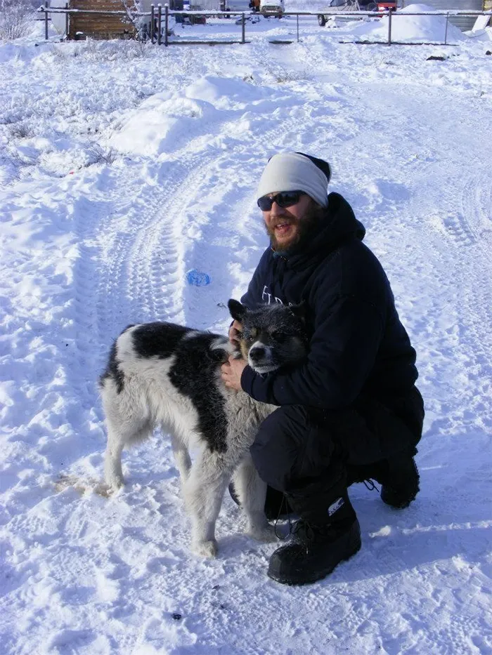 Se vuelven virales las tiernas fotos de Tom Hardy con perros, y te derretirán el corazón