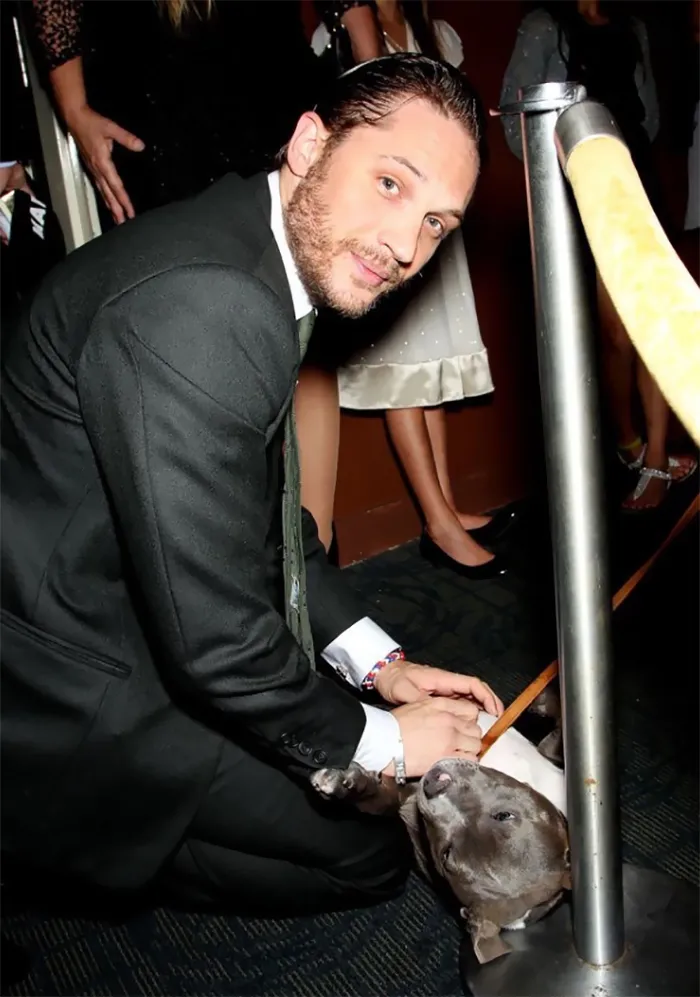 Se vuelven virales las tiernas fotos de Tom Hardy con perros, y te derretirán el corazón