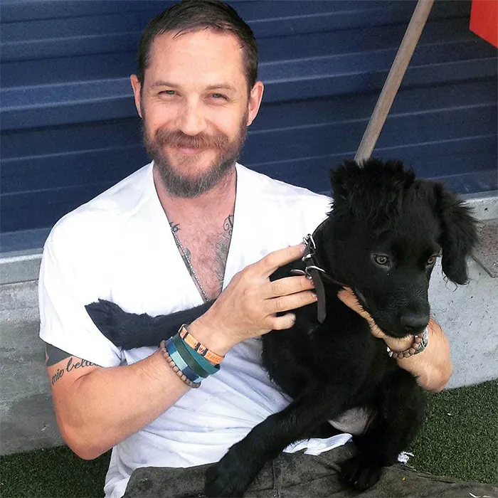 Se vuelven virales las tiernas fotos de Tom Hardy con perros, y te derretirán el corazón