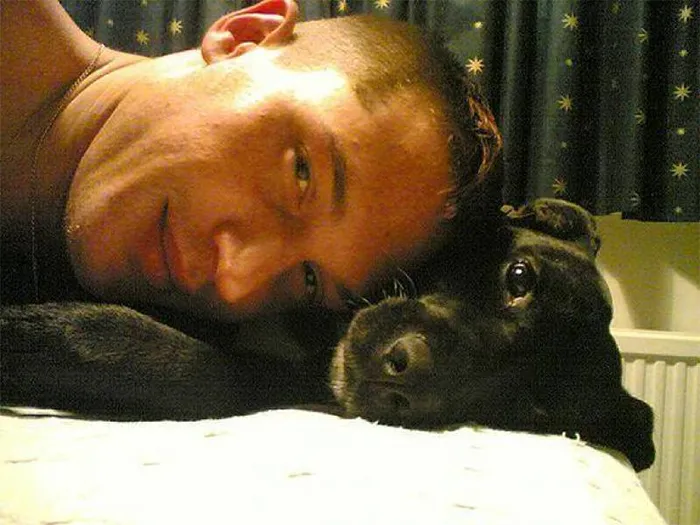 Se vuelven virales las tiernas fotos de Tom Hardy con perros, y te derretirán el corazón
