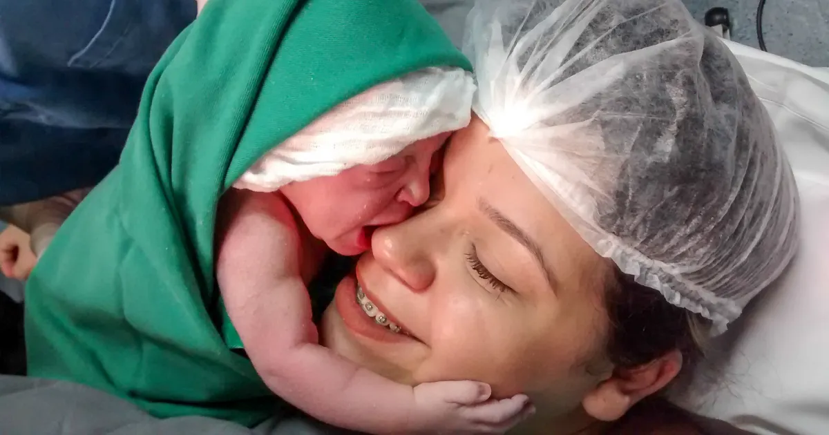 Esta recién nacida se agarra a la cara de su madre tras nacer y el vídeo te conmoverá