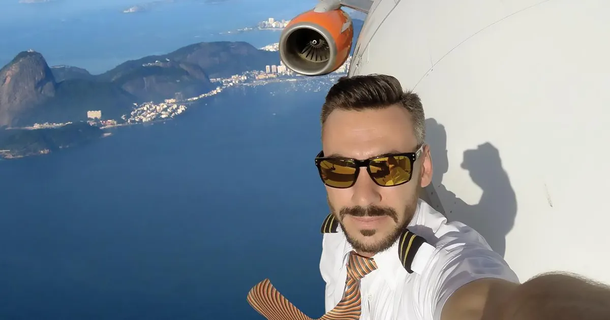 Se vuelven virales los peligrosos selfies en pleno vuelo de este piloto, pero resultan no ser tan arriesgados