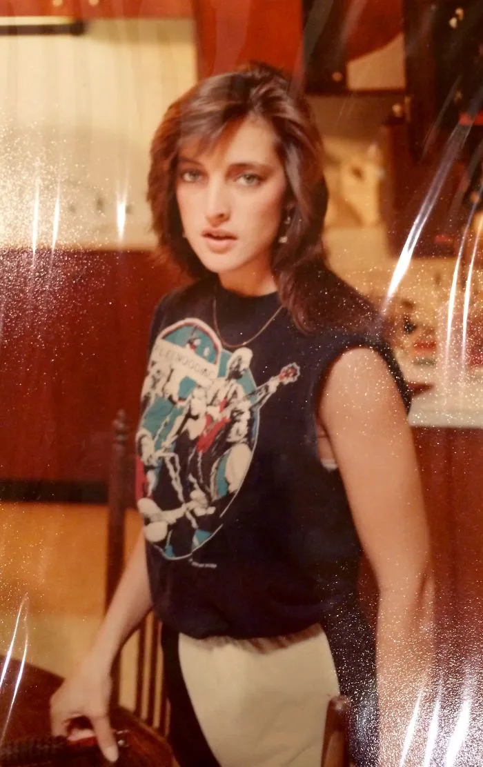 Mi madre con su camiseta de Fleetwood Mac a los 18 años, en 1982