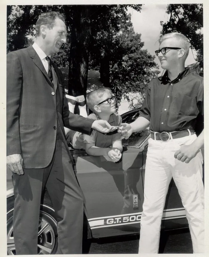 Mi padre a los 16 tras ganas un Shelby GT500 de 1967. Al participar en el sorteo, pensaba que el premio era una chaqueta deportiva